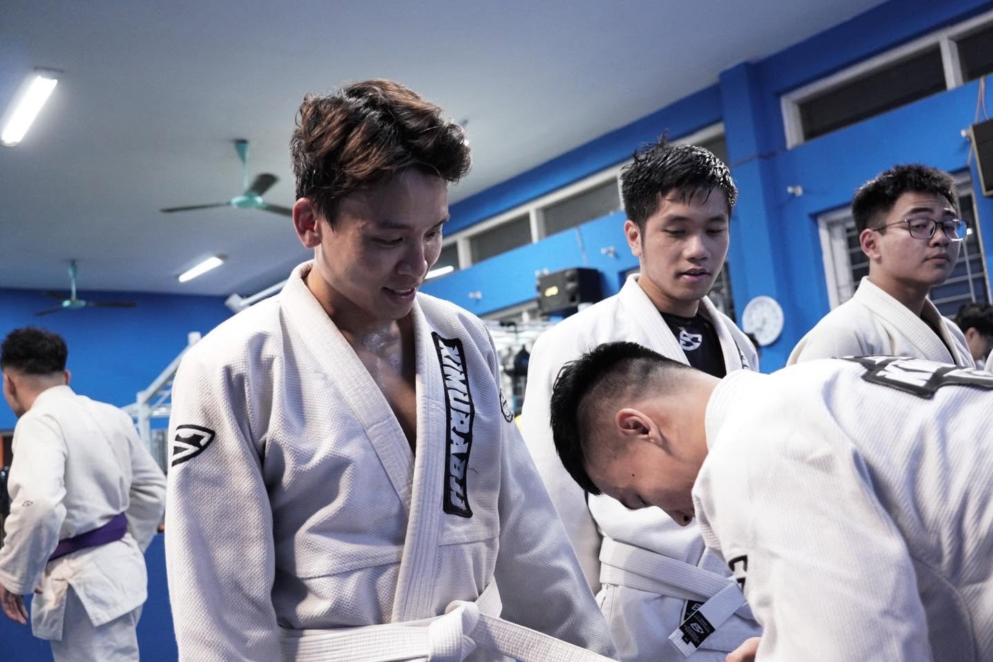 Qu&aacute;ch Văn Thơm h&aacute;t nhạc t&igrave;nh rồi lại miệt m&agrave;i tr&ecirc;n s&agrave;n BJJ: Tất tần tật về bộ m&ocirc;n "ch&uacute; Thơm" luyện tập suốt 2 năm- Ảnh 3.