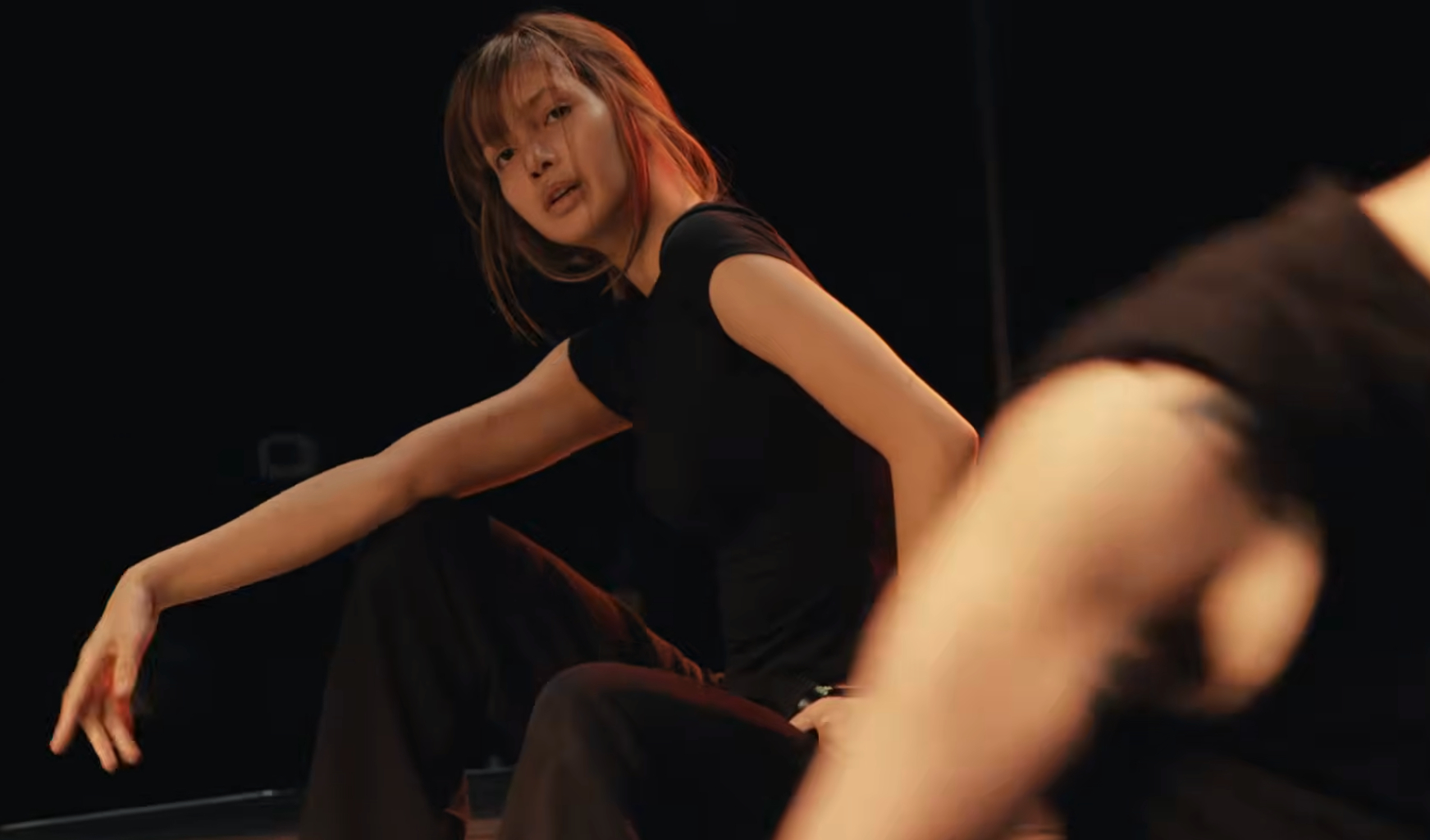 1 ph&uacute;t 19 gi&acirc;y b&oacute;c trần g&oacute;c khuất của Lisa (BLACKPINK)- Ảnh 4.