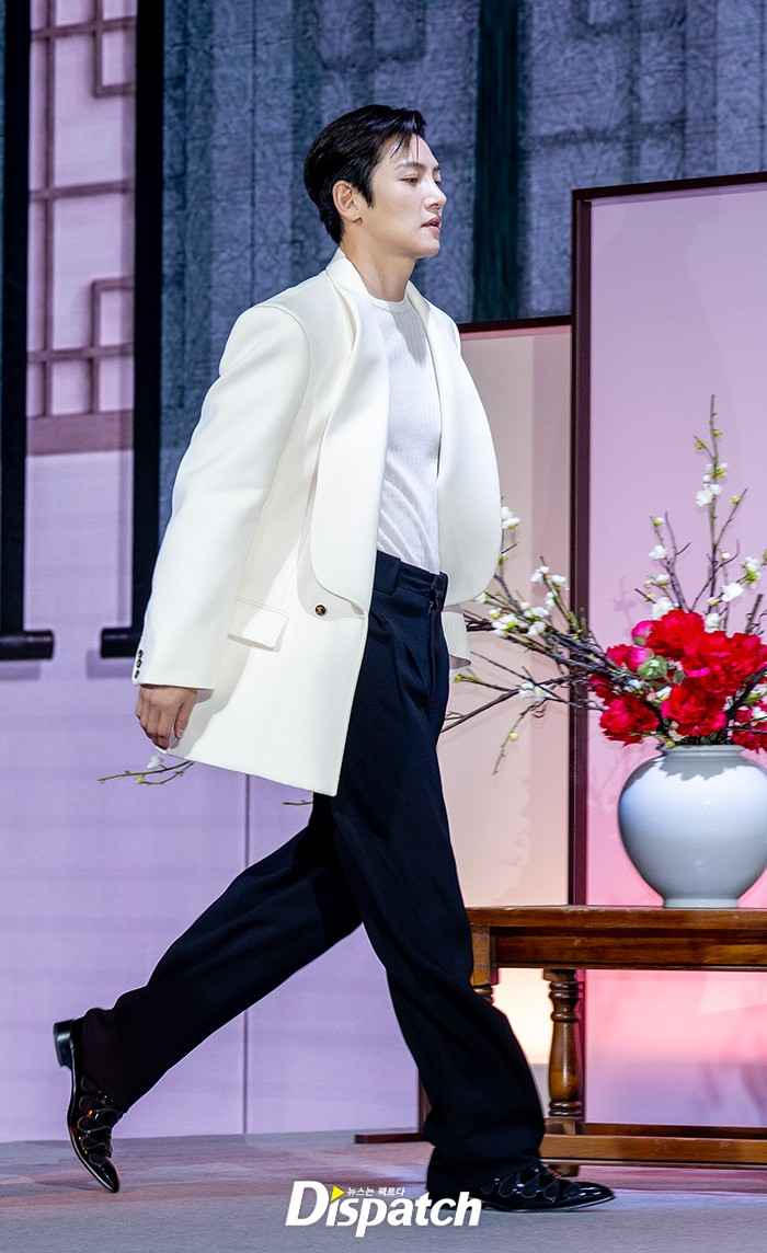 Sự kiện to&agrave;n sao khủng: Ji Chang Wook chuẩn bạch m&atilde; ho&agrave;ng tử, mỹ nh&acirc;n đẹp nhất thế giới ga lăng với Son Ye Jin- Ảnh 1.