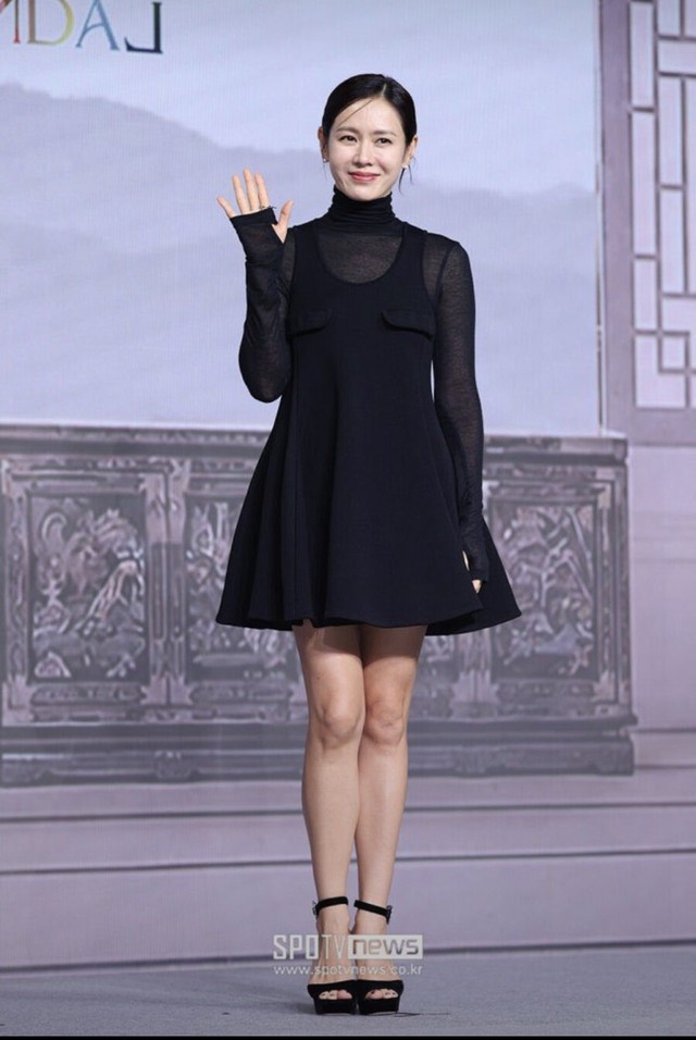 Mỹ nh&acirc;n đẹp nhất thế giới cứu Son Ye Jin khỏi sự cố "lộ h&agrave;ng"- Ảnh 5.