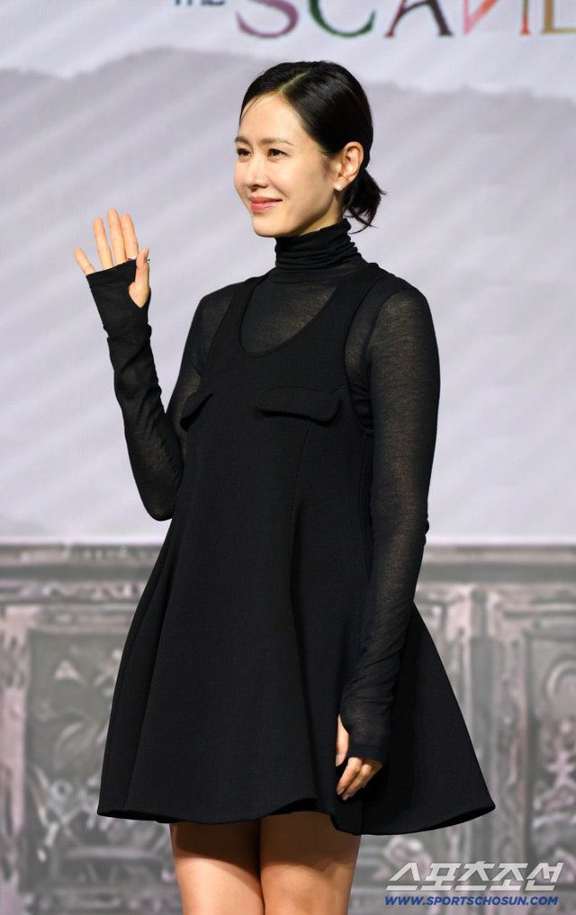 Mỹ nh&acirc;n đẹp nhất thế giới cứu Son Ye Jin khỏi sự cố "lộ h&agrave;ng"- Ảnh 6.