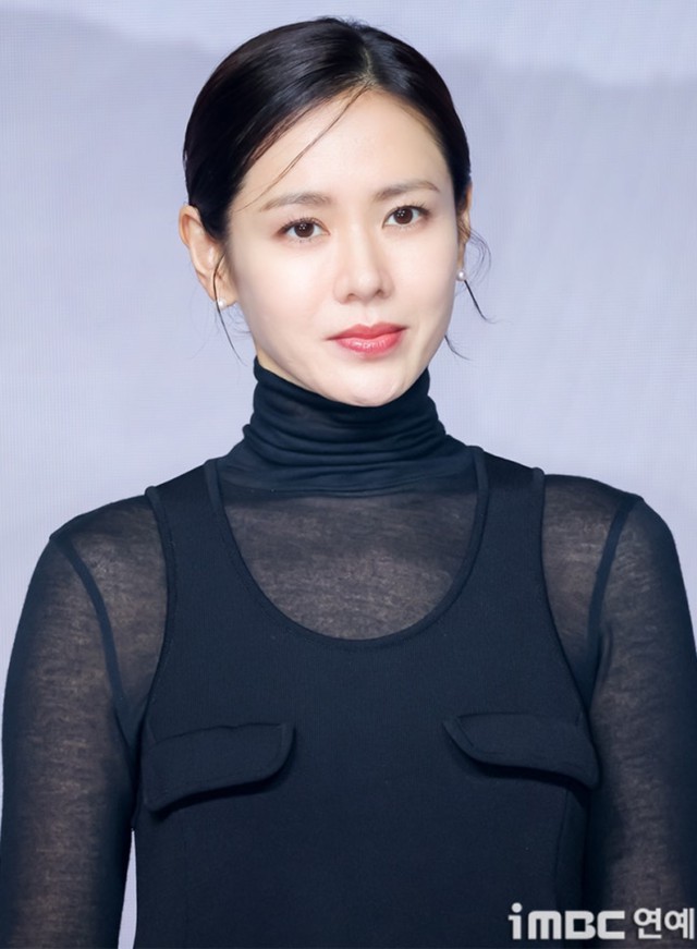 Mỹ nh&acirc;n đẹp nhất thế giới cứu Son Ye Jin khỏi sự cố "lộ h&agrave;ng"- Ảnh 7.