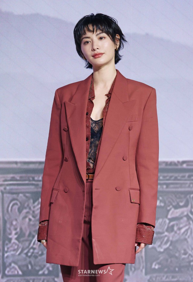 Mỹ nh&acirc;n đẹp nhất thế giới cứu Son Ye Jin khỏi sự cố "lộ h&agrave;ng"- Ảnh 3.