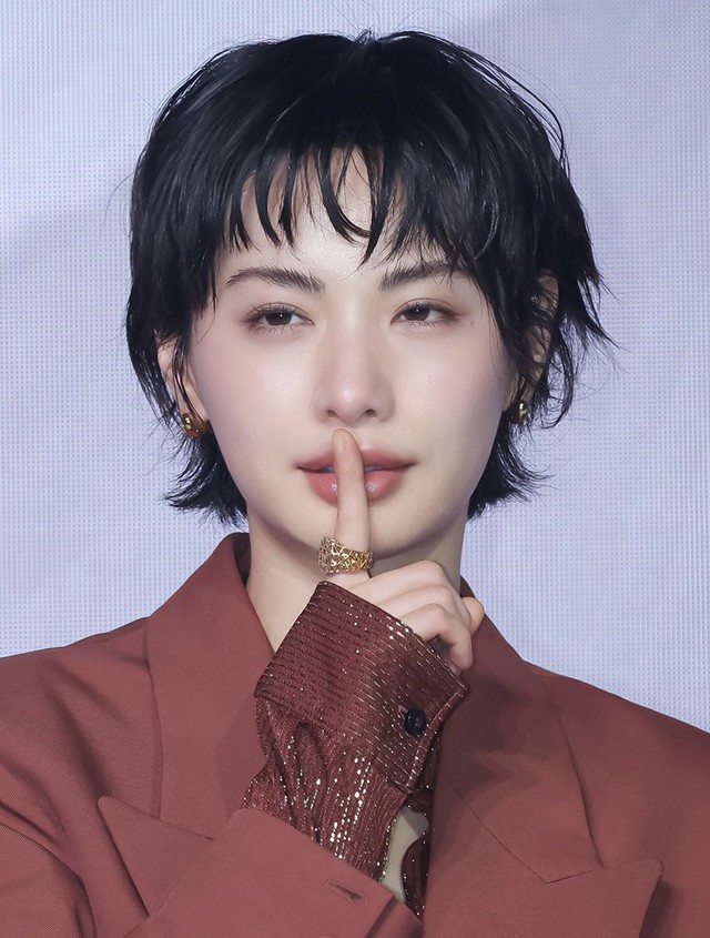 Mỹ nh&acirc;n đẹp nhất thế giới cứu Son Ye Jin khỏi sự cố "lộ h&agrave;ng"- Ảnh 4.
