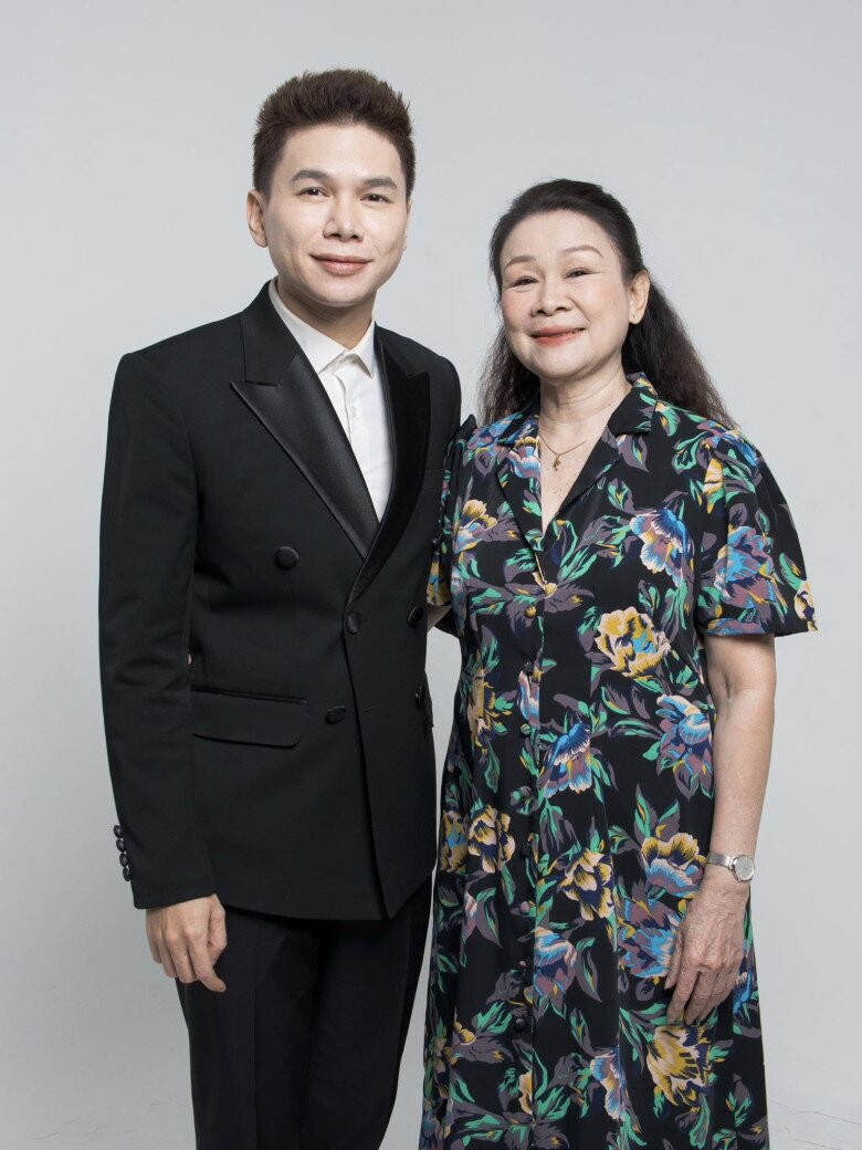 Mẹ l&agrave; c&ocirc; gi&aacute;o dạy nhạc cho cả showbiz, ca sĩ Việt cứ cất giọng c&oacute; ngay hit bự cả nước thuộc- Ảnh 1.