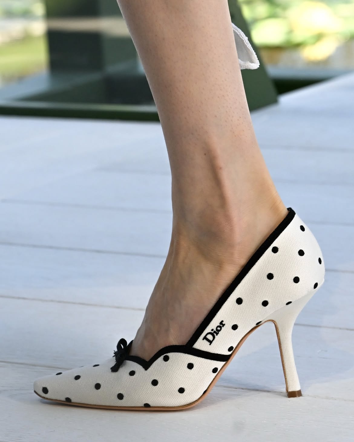 Lại l&agrave; Dior: Tặng c&ocirc; Đại sứ ở ẩn 2 năm đ&ocirc;i gi&agrave;y rộng g&oacute;t như size 43, may m&agrave; kh&ocirc;ng phải Lọ Lem rớt h&agrave;i- Ảnh 6.