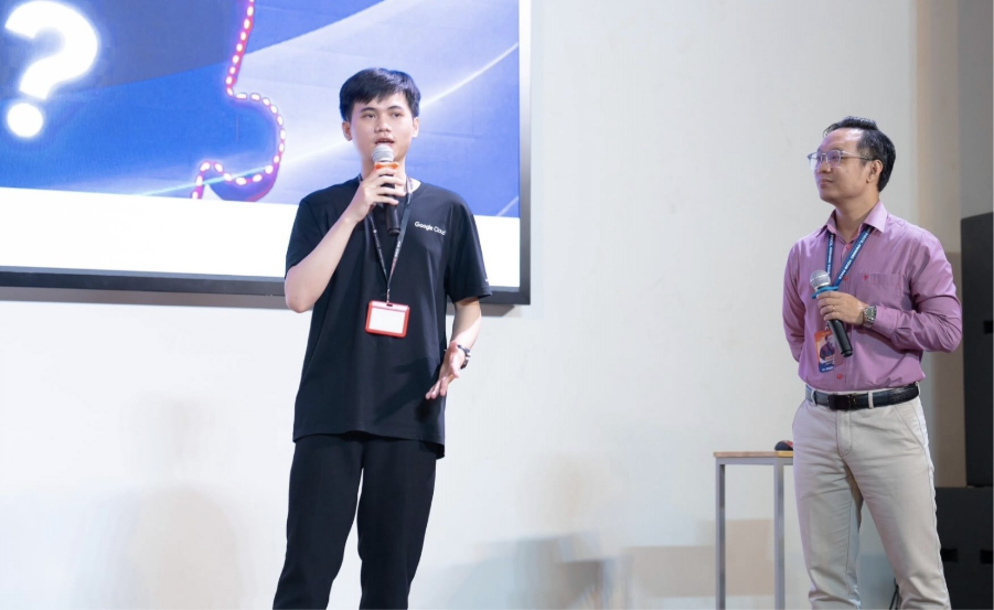 Sinh vi&ecirc;n ng&agrave;nh C&ocirc;ng nghệ th&ocirc;ng tin HUFLIT v&agrave; h&agrave;nh tr&igrave;nh mở lối qua những đấu trường c&ocirc;ng nghệ - Ảnh 1.