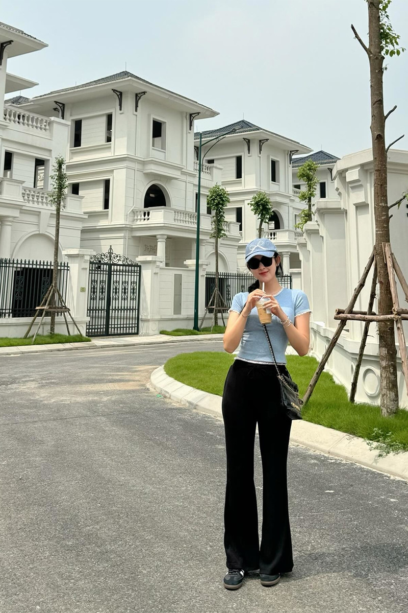 Biệt thự 3 tầng to&agrave;n m&agrave;u trắng của mỹ nh&acirc;n H&agrave; Nội 30 tuổi chưa lấy chồng, được b&aacute;o Trung khen l&agrave; "quốc bảo nhan sắc"- Ảnh 1.