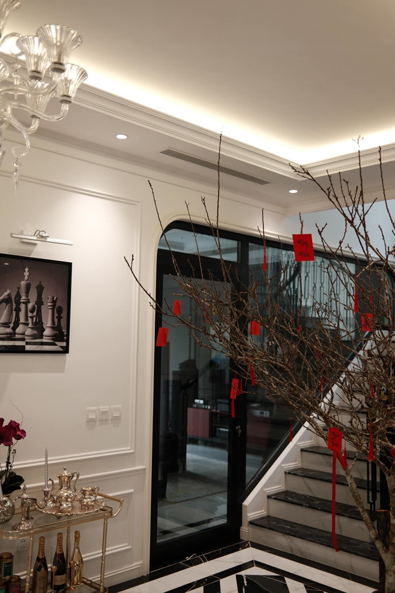 Biệt thự 3 tầng to&agrave;n m&agrave;u trắng của mỹ nh&acirc;n H&agrave; Nội 30 tuổi chưa lấy chồng, được b&aacute;o Trung khen l&agrave; "quốc bảo nhan sắc"- Ảnh 6.
