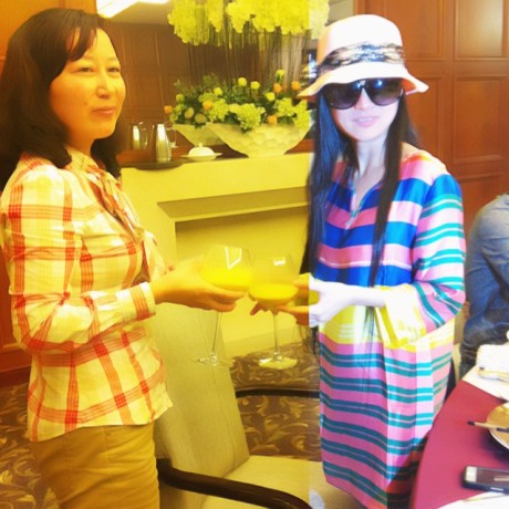 Can Lộ Lộ đội mũ, đeo kính râm đi ăn 1