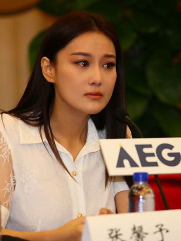 Liễu Nham khoe vòng một lấp ló 8 Liễu Nham khoe vòng một lấp ló 8