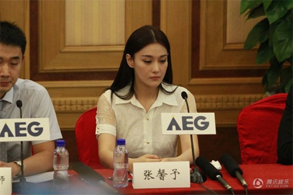 Liễu Nham khoe vòng một lấp ló 9 Liễu Nham khoe vòng một lấp ló 9