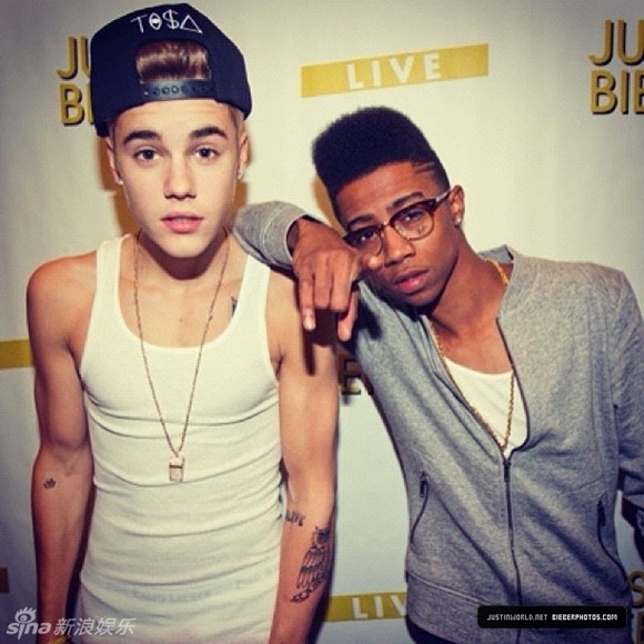 Justin Bieber gồng người khoe cơ bắp “teo tóp” 2