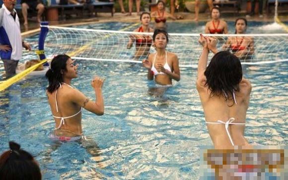 Hoa hậu chuyển giới Thái diện bikini chơi bóng chuyền nước 8