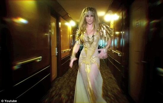 Britney Spears khoe dáng nuột nà trong khách sạn 1