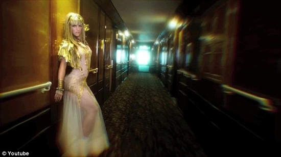 Britney Spears khoe dáng nuột nà trong khách sạn 2
