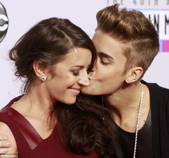 Justin Bieber bị “cưỡng hôn” khi nhận giải AMAs 1