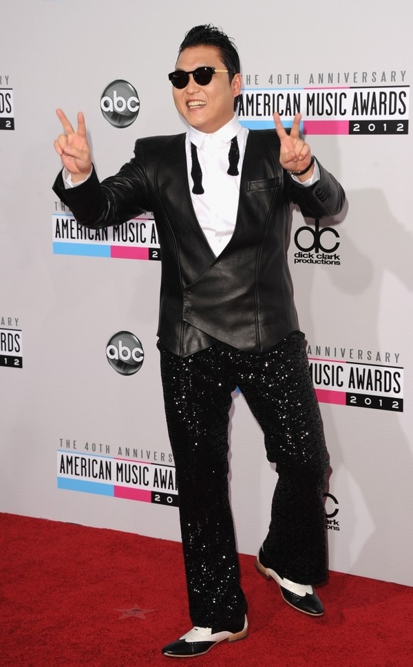Justin Bieber bị “cưỡng hôn” khi nhận giải AMAs 14