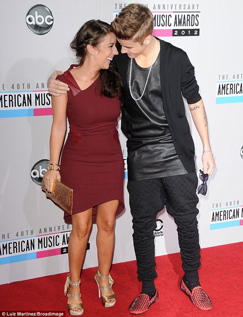 Justin Bieber bị “cưỡng hôn” khi nhận giải AMAs 2
