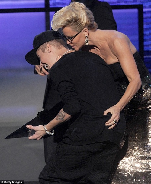 Justin Bieber bị “cưỡng hôn” khi nhận giải AMAs 5