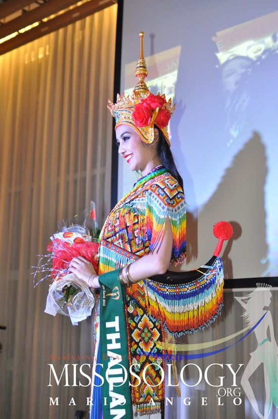 Miss Earth: Hoàng Anh tiếp tục "lu mờ" trong trang phục dân tộc 3