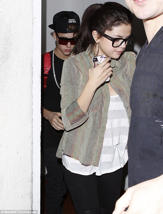 Justin bị chê ăn mặc "trẻ con" khi đưa đón Selena 1