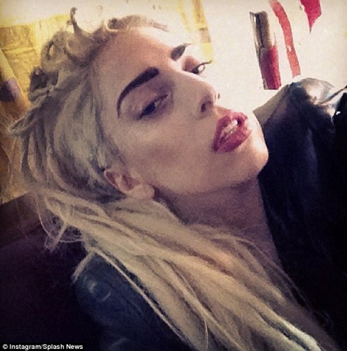 Lady Gaga tranh thủ khoe tóc mới 3