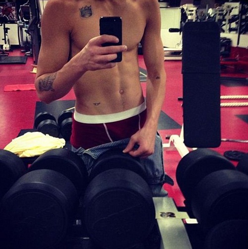 Justin Bieber tự “cởi” khoe body 1