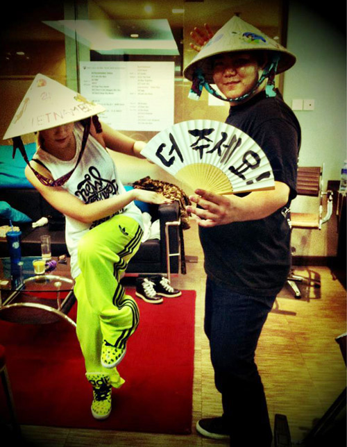2NE1 khoe ảnh làm dáng với nón lá do fan Việt tặng 4