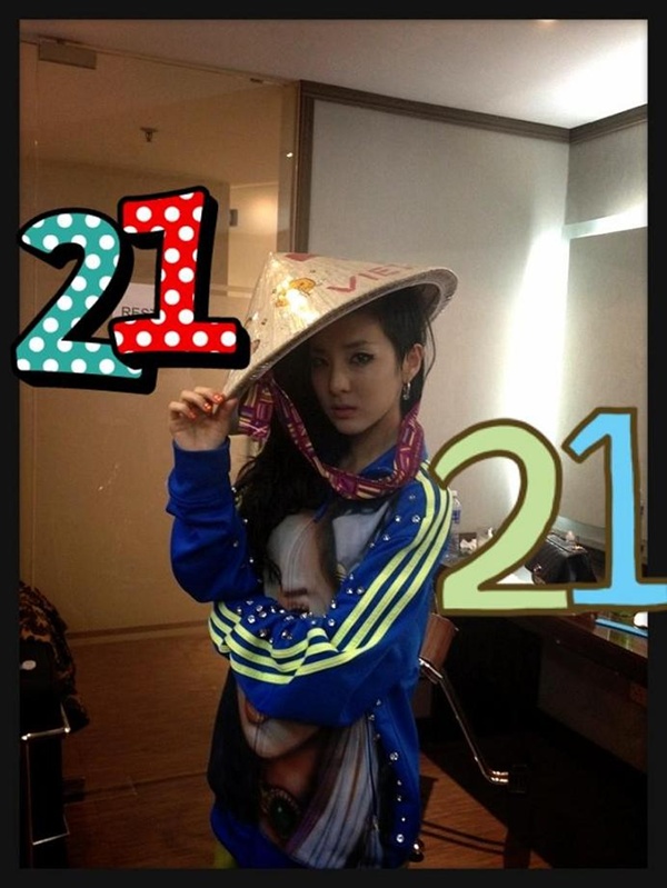 2NE1 khoe ảnh làm dáng với nón lá do fan Việt tặng 3