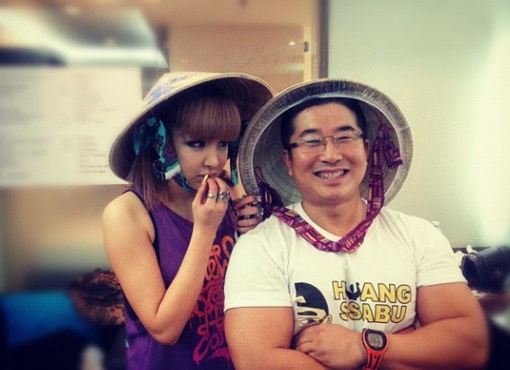 2NE1 khoe ảnh làm dáng với nón lá do fan Việt tặng 1
