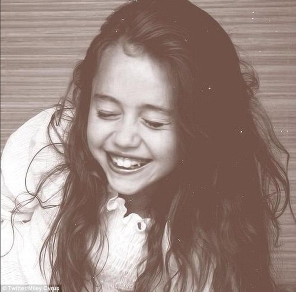 Miley Cyrus khoe nụ cười thiên thần hồi 9 tuổi 1