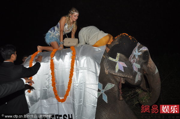 Paris Hilton hớ hênh ở Ấn Độ 2