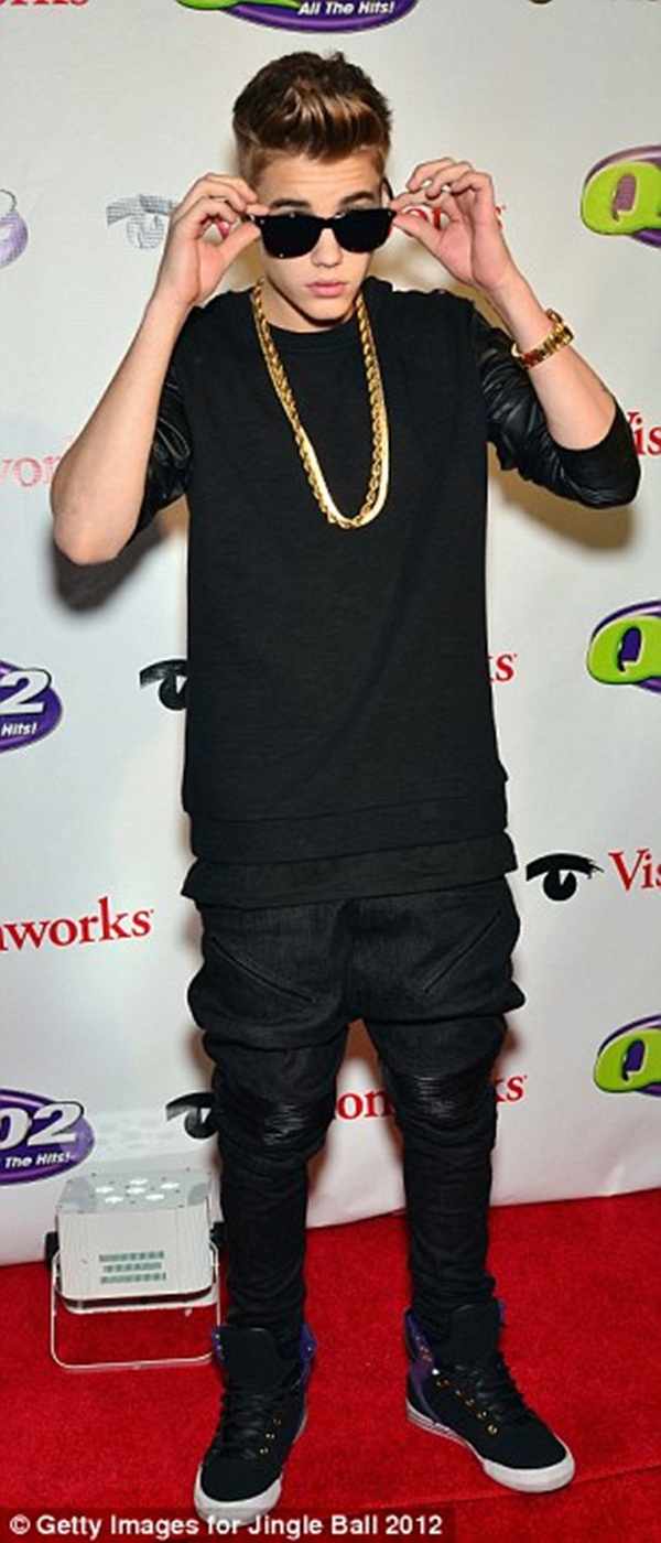 Justin Bieber khoe trang sức hàng khủng 2