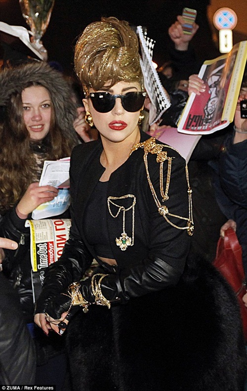 Lady Gaga khoe tóc như dát vàng 1