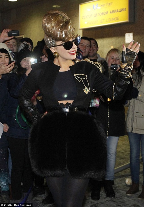 Lady Gaga khoe tóc như dát vàng 5