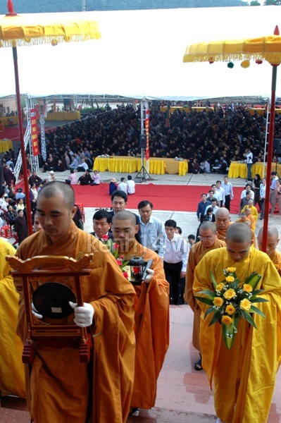 H&agrave;ng ngh&igrave;n người tưởng niệm c&aacute;c nạn nh&acirc;n tử vong v&igrave; TNGT 8