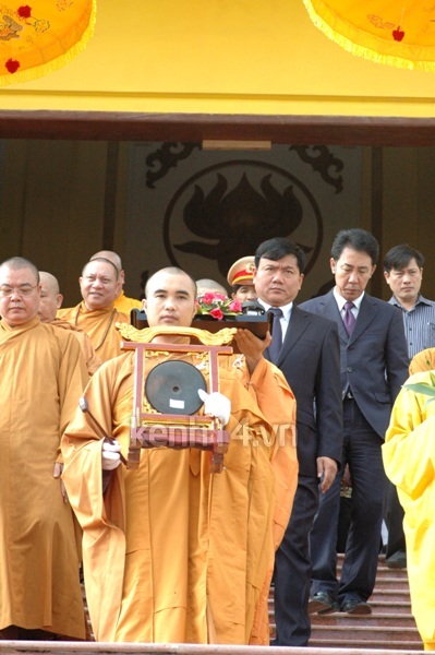H&agrave;ng ngh&igrave;n người tưởng niệm c&aacute;c nạn nh&acirc;n tử vong v&igrave; TNGT 10