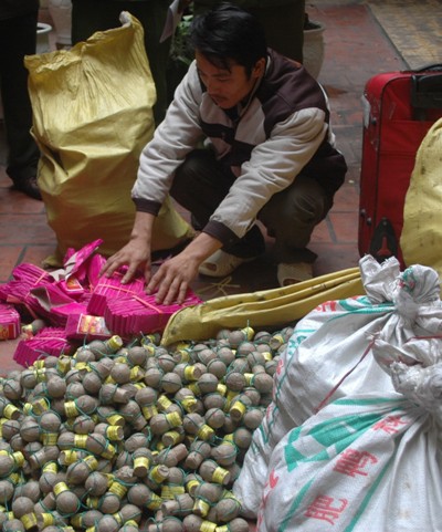 Vận chuyển gần nửa tấn pháo cùng hành khách trên xe 2