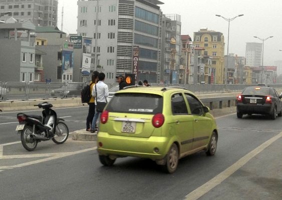 Xe kh&aacute;ch ngang nhi&ecirc;n đ&oacute;n trả kh&aacute;ch tại đường tr&ecirc;n cao 10