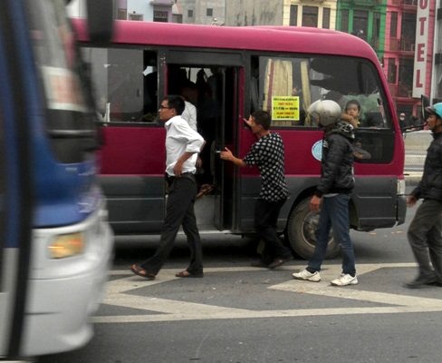 Xe kh&aacute;ch ngang nhi&ecirc;n đ&oacute;n trả kh&aacute;ch tại đường tr&ecirc;n cao 8