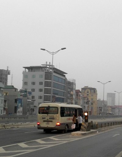 Xe kh&aacute;ch ngang nhi&ecirc;n đ&oacute;n trả kh&aacute;ch tại đường tr&ecirc;n cao 3