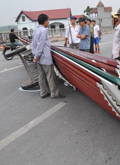 Tai nạn liên hoàn trên cầu Phùng, 2 người nguy kịch 3