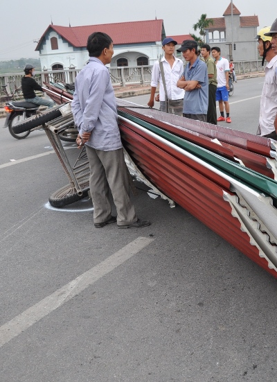 Tai nạn li&ecirc;n ho&agrave;n tr&ecirc;n cầu Ph&ugrave;ng, 2 người nguy kịch 3