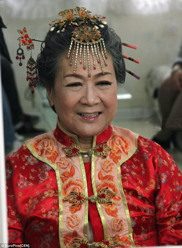 nguoi-phu-nu-76-tuoi-tu-lam-co-dau-chu-re
