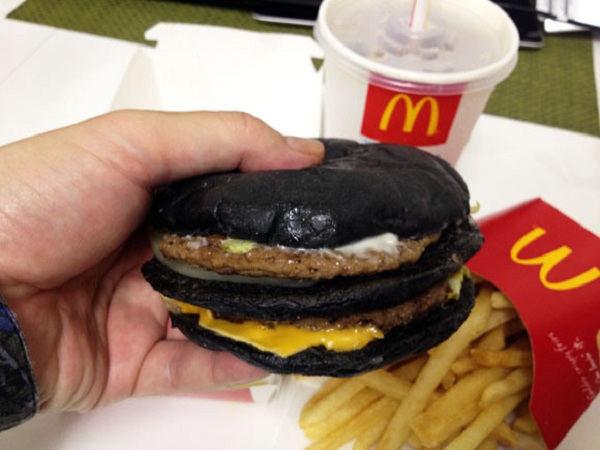 Thưởng thức chiếc bánh burger màu đen cực "độc" 2