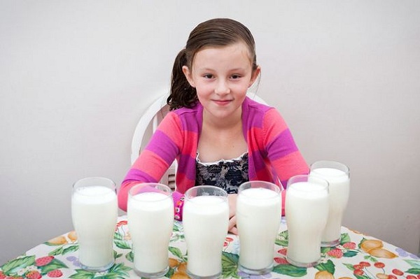 Bé gái sẽ chết nếu ngừng... uống sữa 1