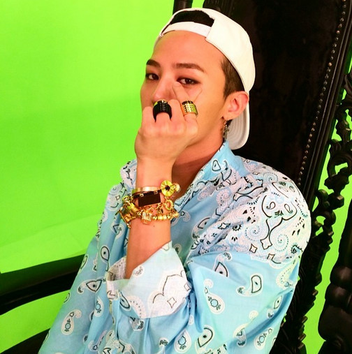 g-dragon-sends-a-heart-to-his-fans-15fa5