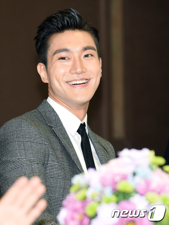 151112-star-siwon15-f1caf