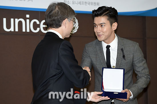 151112-star-siwon8-f1caf